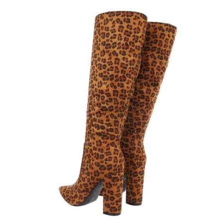 Ces bottes hautes leopard talon carré donneront du style à vos tenues. Must de la saison Automne/ Hivers 2023 2024.
