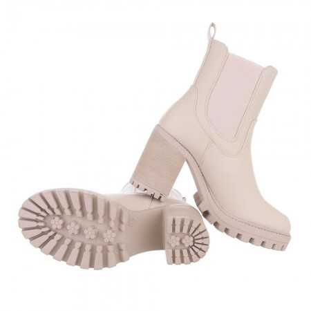 Magnifique chaussures pour femme style bottines à talon épais avec platform crantée avec bout arrondie à l'avant.