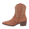 Chaussures femme, bottes style santiags pour un look cowgirl à talon et bout pointu.