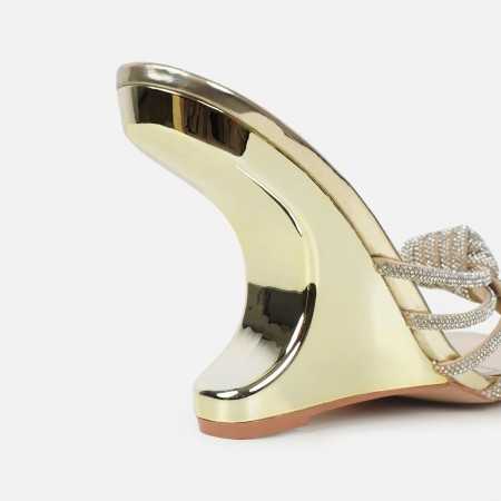 Sublimes chaussures compensée ultra glamour avec lanières nouée en strass.Hauteur du talon : 10 cm