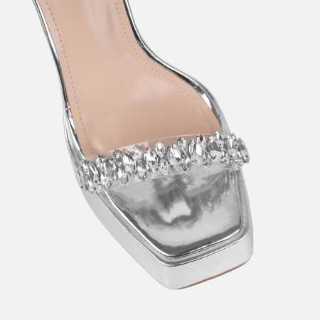 Sublimes chaussures à platform avec lanière transparente incrustée de strass.Hauteur du talon : 13,5 cm