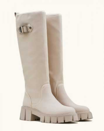 Laisser vous charmer par nos bottes de pluie à semelle crantées. Une chaussure qui ira parfaitement avec vos jeans ou vos jupes.
