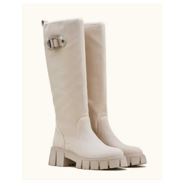 Laisser vous charmer par nos bottes de pluie à semelle crantées. Une chaussure qui ira parfaitement avec vos jeans ou vos jupes.