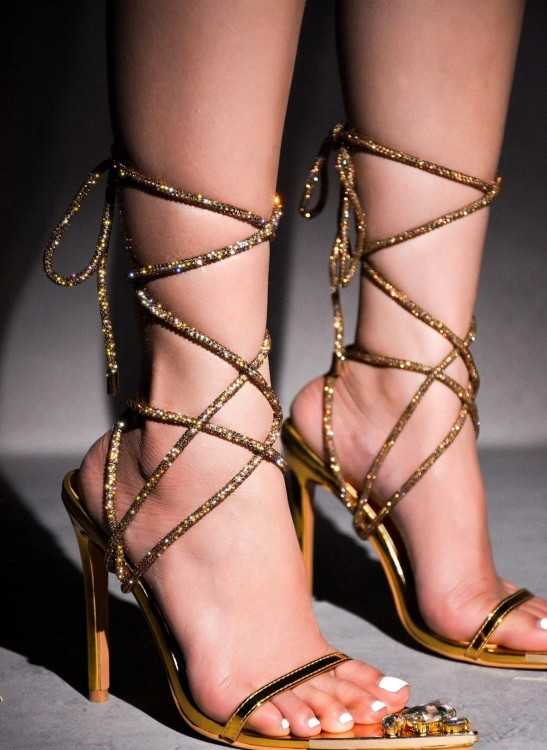 Sublimes chaussures à talon ornementées avec lanières strass et devanture ornementée.