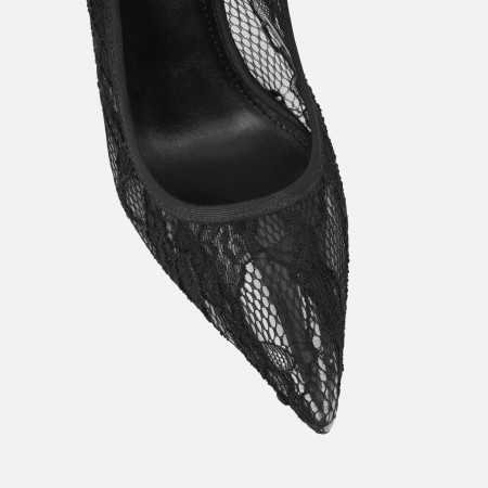 Sublime escarpin en dentelle noir sophistiquée. Idéale pour accompagnée une robe bodycon noir.Hauteur du talon : 12 cm