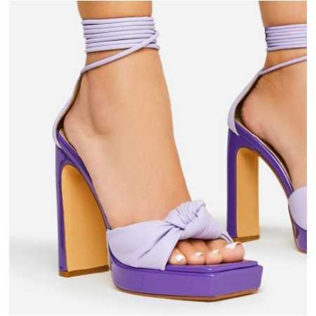Laissez-vous tenter par ces magnifiques chaussures à platfrom nouée sur le devant avec lacets à la cheville.
