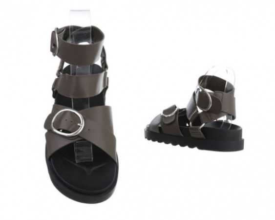 Craquez pour ces magnifiques chaussures sandales plates à plateform avec lanières et boucles pour un look d'été ultra stylé !