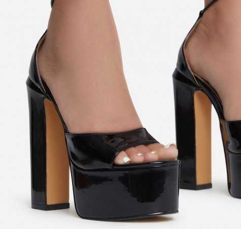Magnifique chaussures à platforms avec talon épais et lacets qui s'enroulent à la cheville.