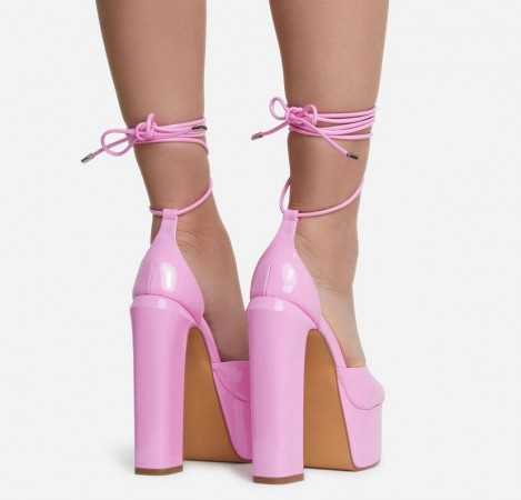 Magnifique chaussures à platforms avec talon épais et lacets qui s'enroulent à la cheville.