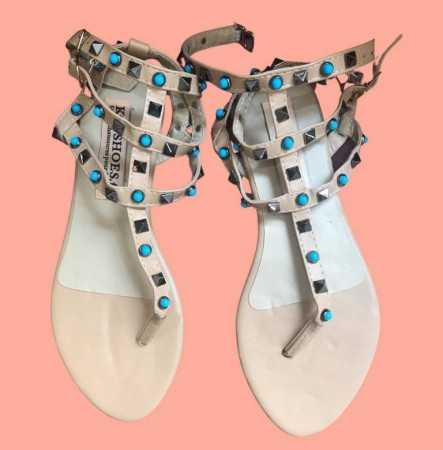 Magnifique sandales cloutées beige et pierres turquoises.