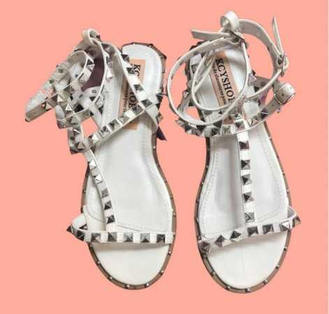 Magnifique sandales blanches cloutées argent.