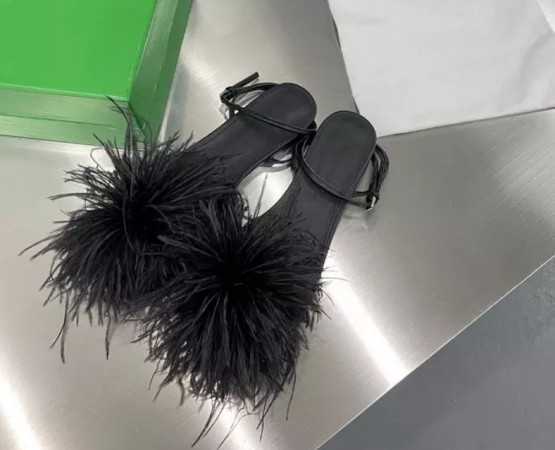 Magnifique sandales plates avec plumes sur le devant.Collection Miss Kcy 2022