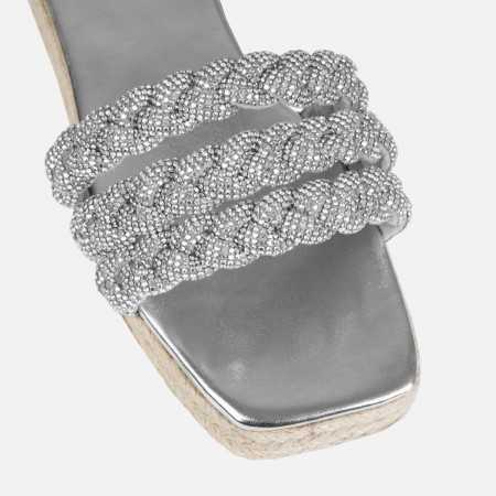 Magnifique claquettes sandales beige avec bijoux sur le devant.
