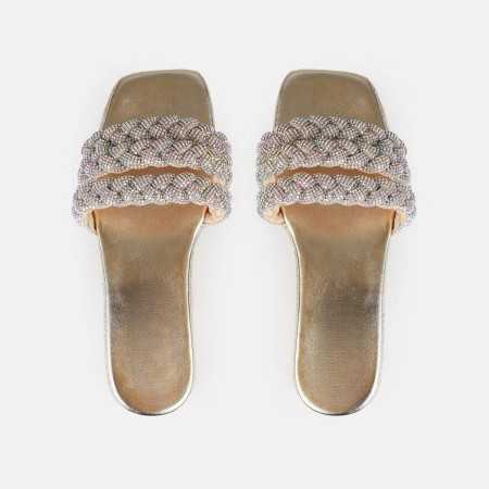 Magnifique claquettes sandales beige avec bijoux sur le devant.