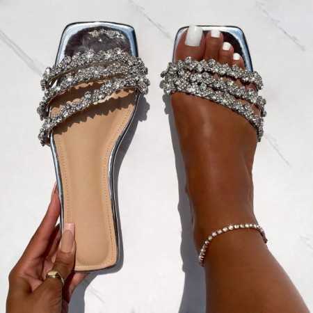Magnifique claquettes sandales avec ornements bijoux sur le devant.