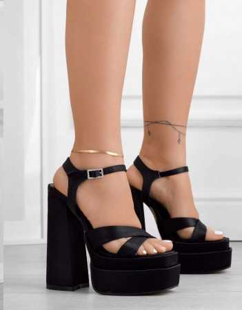Magnifique chaussures pour femme talon à platform avec lanières à la cheville pour un bon maintient.