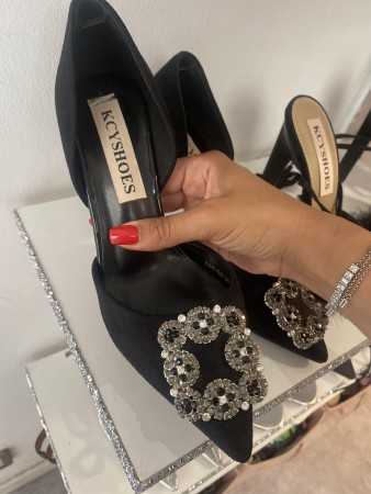 Sublime chaussures pour femme talon escarpins noir avec bijoux argent sur le devant !