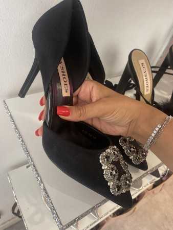 Sublime chaussures pour femme talon escarpins noir avec bijoux argent sur le devant !